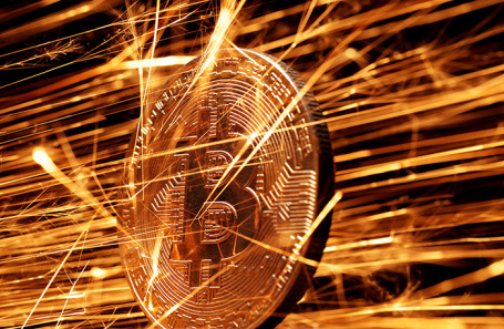 Рука держит биткойн