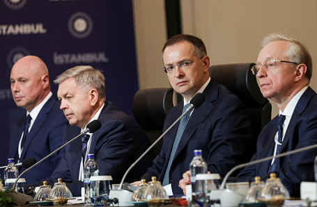 Представители делегации России. Второй справа: глава переговорной группы Владимир Медицинский.