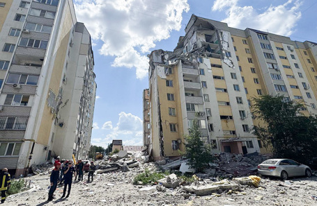 Обрушившийся подъезд многоэтажного дома в Саратове после взрыва