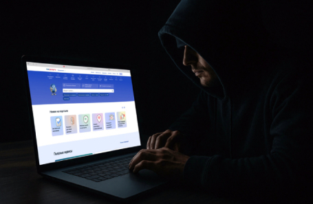 Изображение демонстрирует опасность мошенничества в интернете, символизируя кибератаку на персональные данные.