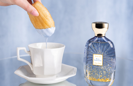 Парфюмерная вода Blue Madeleine от Atelier des Ors: вечернее чаепитие с  пирожными мадлен создано с помощью нот эрл грея,  пряного розового перца аккорда пралине.
