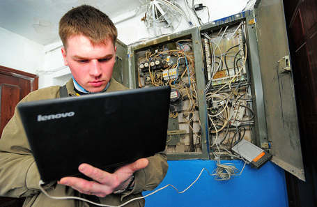 Работа специалиста по монтажу и обслуживанию оптоволоконных линий для интернета и цифрового телевидения в многоквартирном доме.