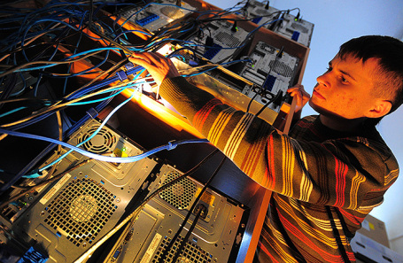 Обслуживание оптоволоконных линий.