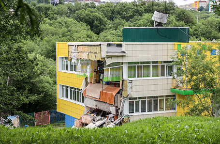 Поврежденное здание детского сада в Петропавловске-Камчатском.