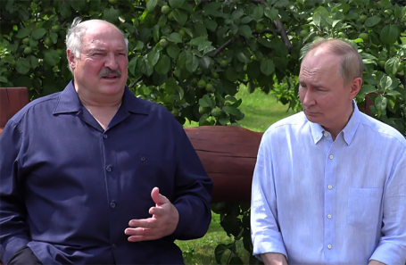 Президенты Белоруссии и России Александр Лукашенко и Владимир Путин на острове Валаам.