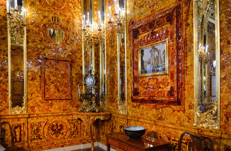 Фрагмент восстановленной Янтарной комнаты в Екатерининском дворце. Пушкин, Ленинградская область. 