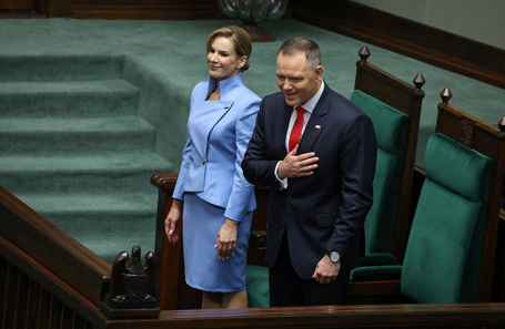 Избранный президент Польши Кароль Навроцкий во время церемонии приведения к присяге вместе со своей женой Мартой Навроцкой в парламенте в Варшаве.