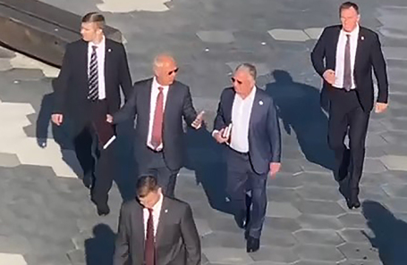 Спецпосланник президента США Стивен Уиткофф и глава РФПИ, спецпредставитель президента РФ по экономическому сотрудничеству с зарубежными странами Кирилл Дмитриев (в центре, справа налево) в парке Зарядье.