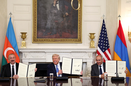 Президент США Дональд Трамп, президент Азербайджана Ильхам Алиев и премьер-министр Армении Никол Пашинян во время трехсторонней церемонии подписания декларации в Белом доме в Вашингтоне.