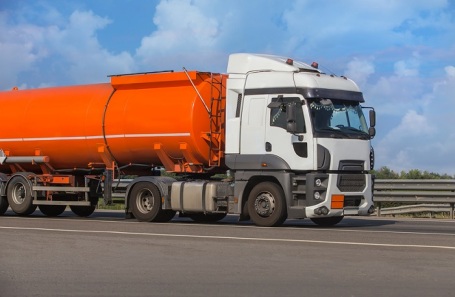 Грузовик с топливом.