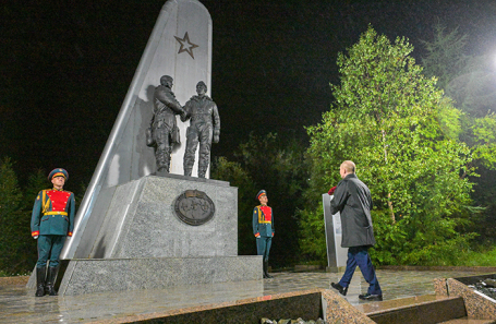  Президент РФ Владимир Путин во время возложения цветов к мемориалу «Героям АлСиба».