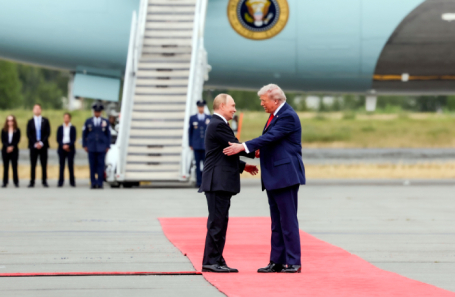 Президент России Владимир Путин и президент США Дональд Трамп во время встречи на Аляске.