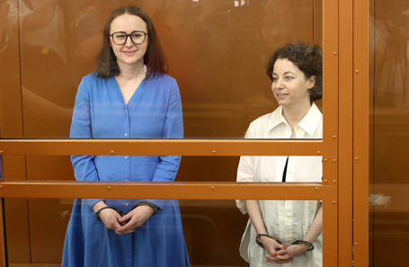 Светлана Петрийчук и Евгения Беркович (слева направо). Оглашение приговора, июль 2024 года. 