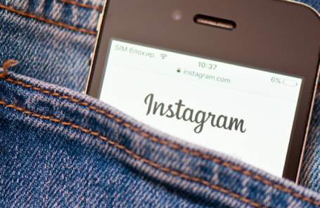 Мобильный телефон с логотипами Instagram и Facebook
