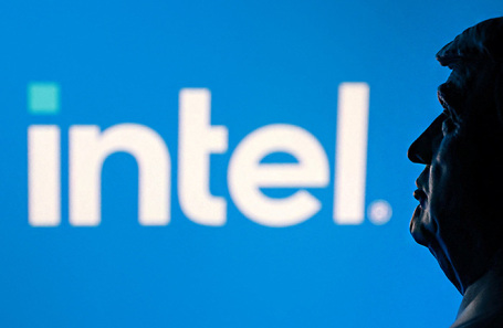 Логотип Intel на фоне микросхем