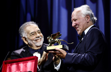 Немецкий кинорежиссер Вернер Херцог (справа) получает «Золотого льва» за выдающиеся достижения в кинематографе из рук Фрэнсиса Форда Копполы на церемонии открытия 82-го Венецианского кинофестиваля.