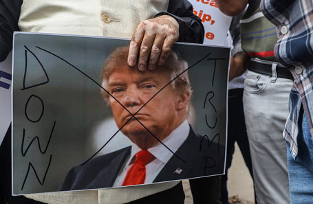 Протесты против тарифной политики Дональда Трампа в Нью-Дели, Индия.