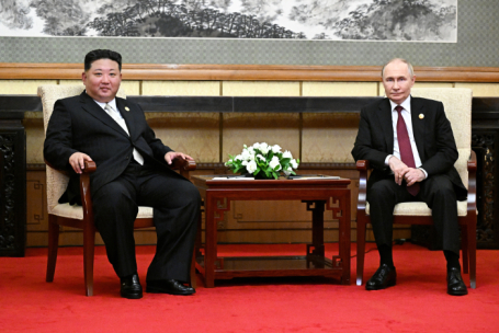 Президент РФ Владимир Путин и лидер КНДР Ким Чен Ын (справа налево).