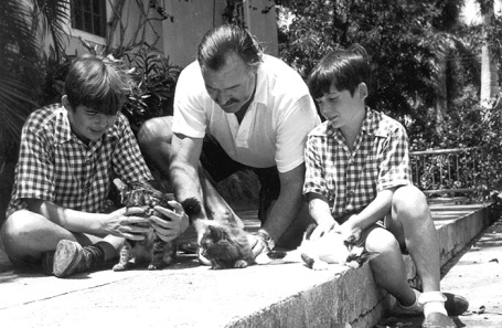 Патрик Хемингуэй с отцом Эрнестом (в центре) и братом Грегори (справа) на Кубе.