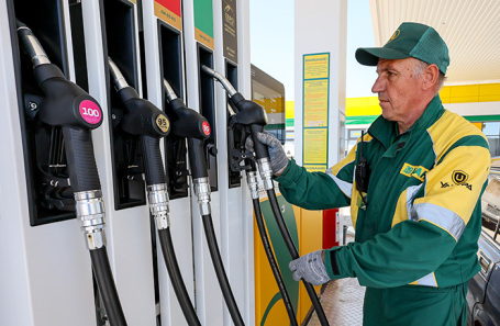 Заправочная станция или нефтеперерабатывающий завод