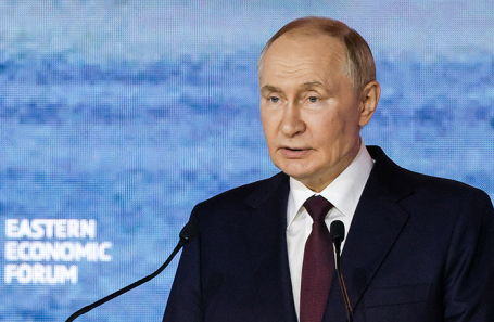 Президент РФ Владимир Путин во время пленарного заседания Восточного экономического форума - 2025.