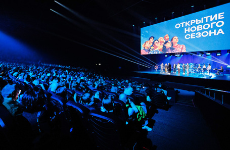 Церемония открытия нового сезона киносералов на финальном дне фестиваля.