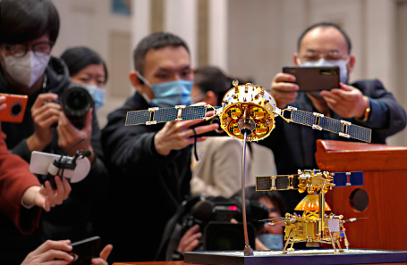 Макет «Чанъэ-5», возвращаемой китайской автоматической межпланетной станции, исследующей Луну.