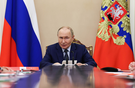  Президент РФ Владимир Путин во время совещания с постоянными членами Совета безопасности РФ в Кремле.