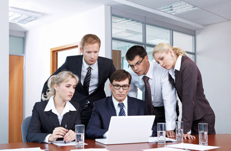 Молодые люди, работающие в офисе