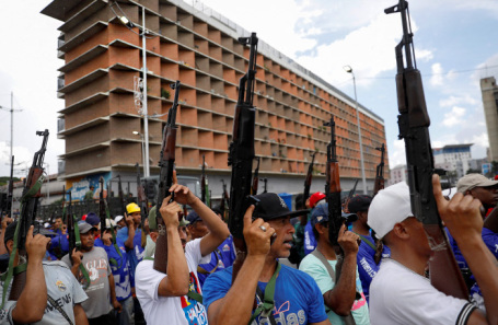 Граждане с оружием выражают поддержку президенту Венесуэлы. Каракас.