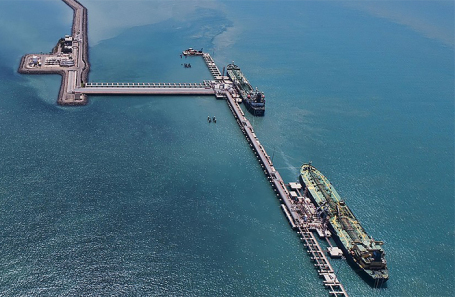 Нефтеперерабатывающий завод или нефтехранилище.