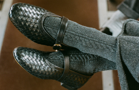 Образ с туфлями из плетеной кожи, на нескользящей подошве, осень-зима — 2025/26