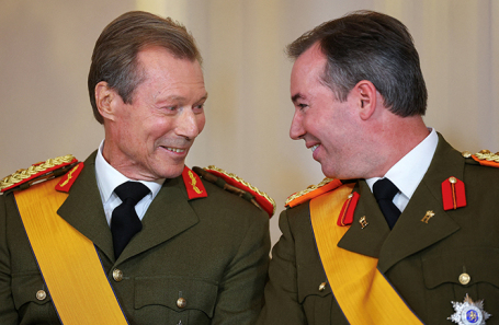 Великий герцог Люксембурга Анри (слева) и его сын, наследный герцог Гийом, во время церемонии отречения Анри от престола в Великом герцогском дворце в Люксембурге.