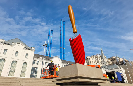 Новый арт-объект «Садовая лопатка» работы Класа Олденбурга и Кошье ван Брюгген у здания Дома культуры «ГЭС-2».