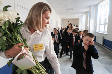 Учитель с учениками в классе