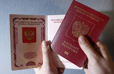 Российских туристов не выпускают за границу из-за помарок в загранпаспортах