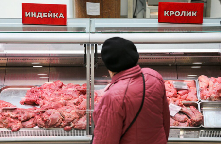 Упакованное мясо на прилавке супермаркета