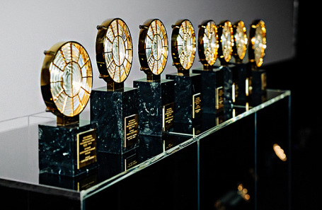 Победители получили статуэтки из серебра и позолоты в виде линзы Френеля.