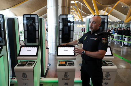 Сотрудник испанской полиции показывает систему въезда/выезда ( EES ).