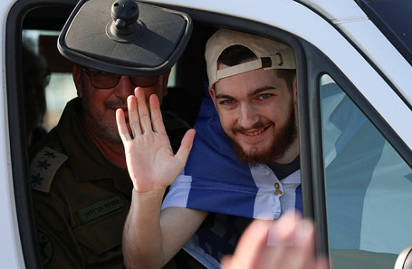 Один из освобожденных заложников Бар Авраам Куперштейн прибывает в медицинский центр «Шиба».