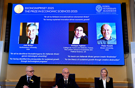 Джоэль Мокир, Филипп Агьон и Питер Ховитт (на экране слева направо).