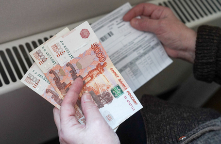 Изображение демонстрирует концепцию цифрового мошенничества, возможно, с элементами уведомлений и обмана