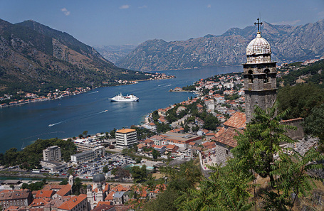 Вид на Которскую бухту, Черногория.