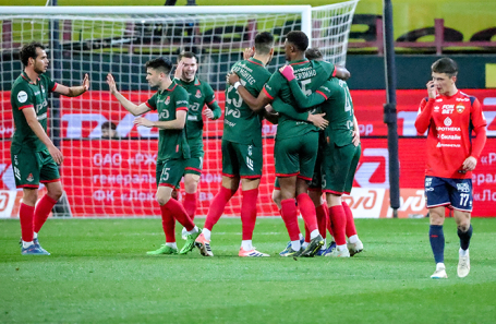 Игроки «Локомотива» радуются забитому голу во время матча. 