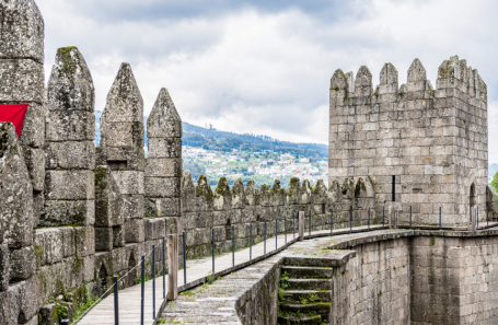 Вид на замок Гимарайнш XI века.