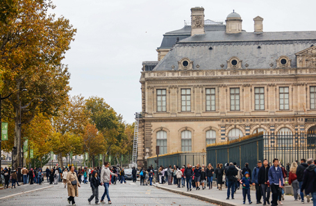 Строительная лестница у здания Лувра после ограбления.