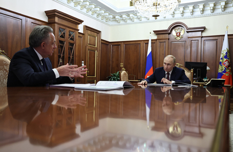 Президент РФ Владимир Путин и генеральный директор акционерного общества «Дом.РФ» Виталий Мутко во время встречи.