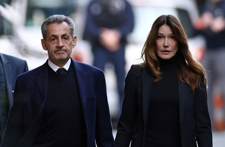 Николя Саркози с супругой Карлой Бруни-Саркози по пути в тюрьму Санте.