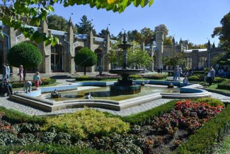 Кисловодск. Вид на Нарзанную галерею в Курортном парке. 