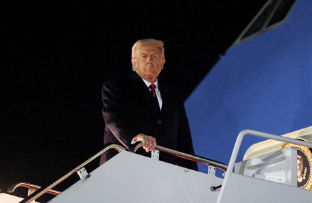 Президент США Дональд Трамп поднимается на борт самолета Air Force One перед отправлением в Азию.